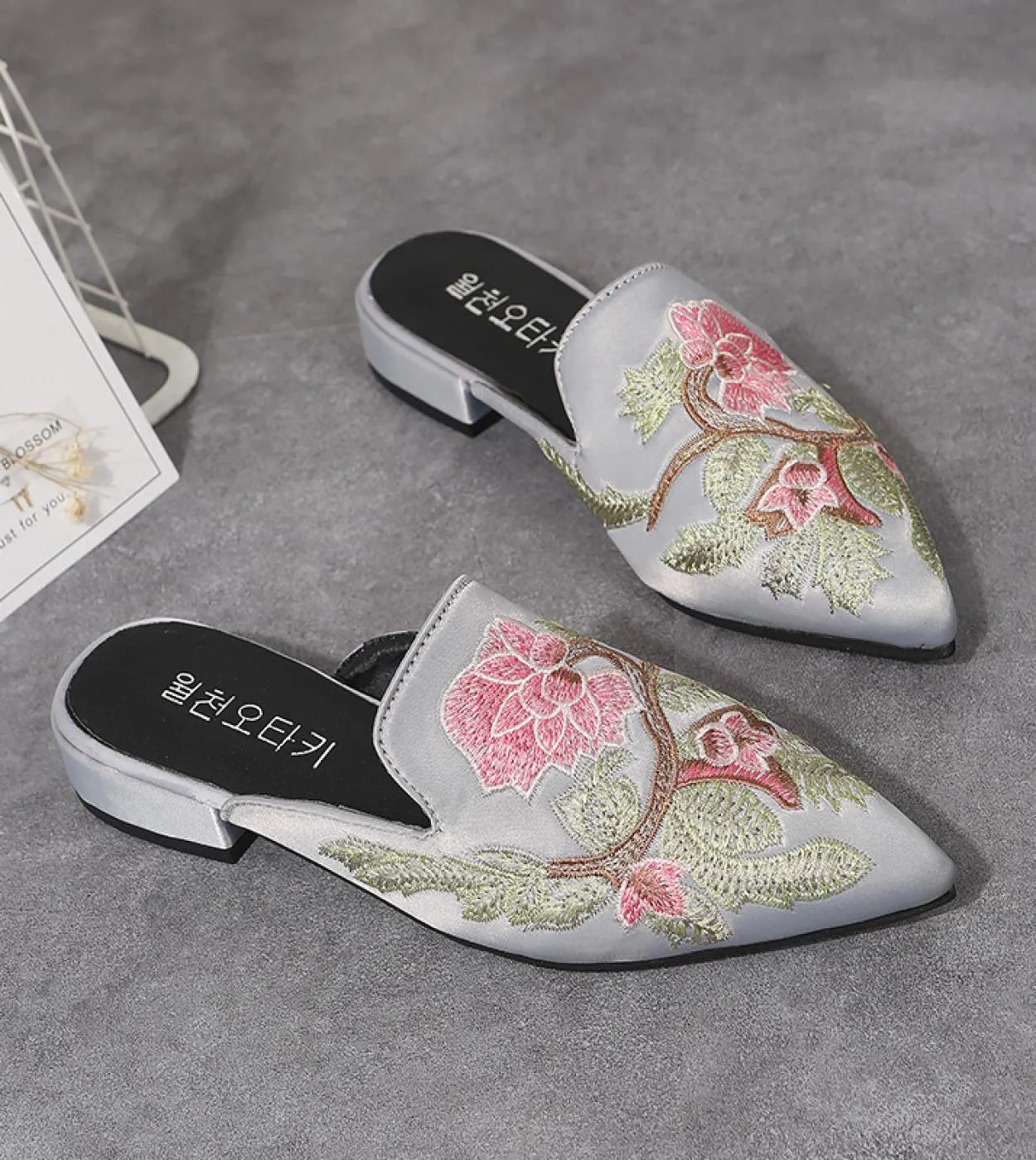 Pantofole a punta Ricamo Scarpe da donna Sandali con tacco quadrato Spiaggia femminile Grandi diapositive di grandi dimensioni 3